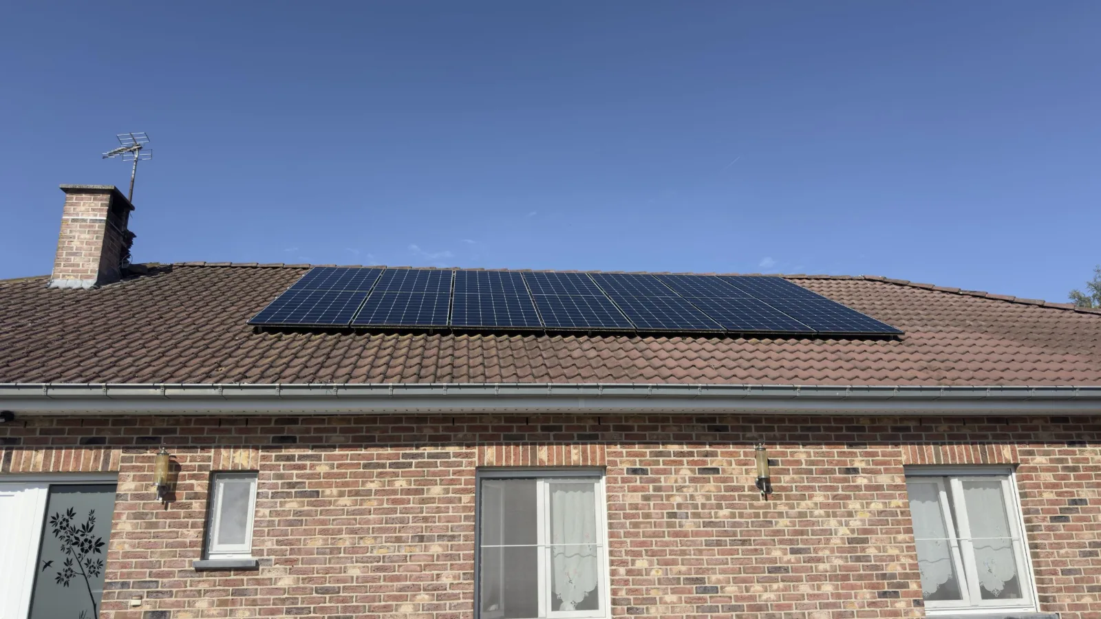 Panneaux solaires sur toiture en tuiles après nettoyage par Hydro Cleans