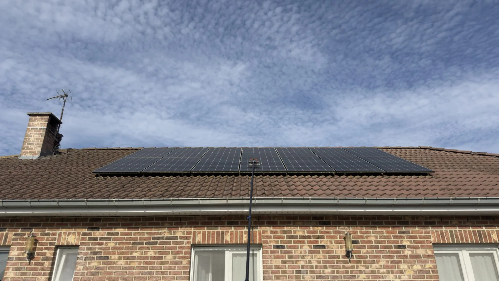 Panneaux solaires sur toiture en tuiles avant nettoyage